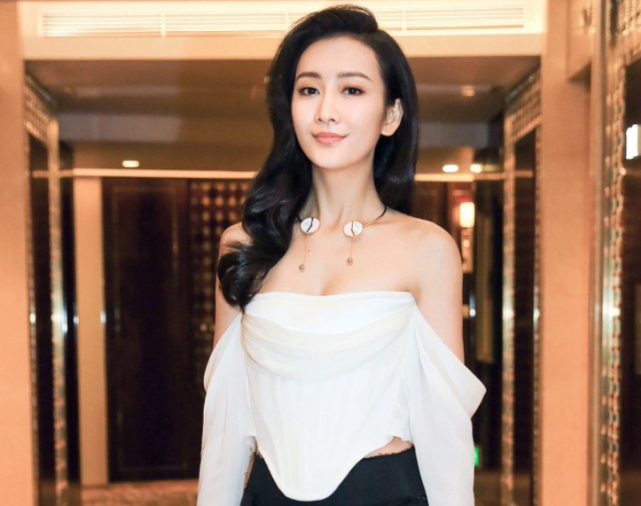 38岁王鸥再次穿上婚纱,很美很幸福,3年前却因婚纱照惹