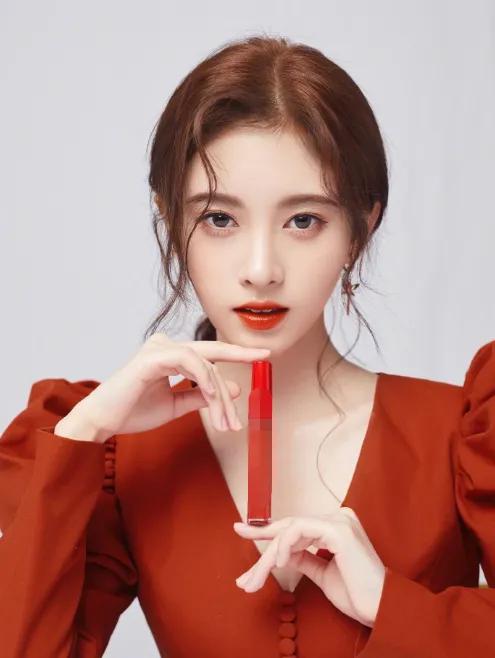 鞠婧祎晒出最新自拍照,大家却关注她的发型,这么久终于改变了!