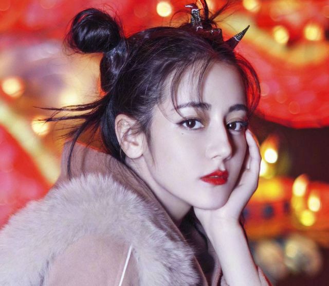 迪丽热巴15岁跳舞照火了,在没有美颜的年代,颜值身材是认真的吗