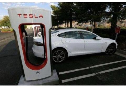 谁更靠谱? 电动车和燃油车开起来有什么不一样?