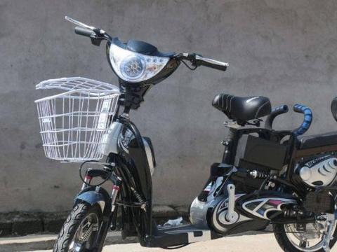 硬核大爷改装电动车，电瓶半小时被耗光，只有土豪才开得起