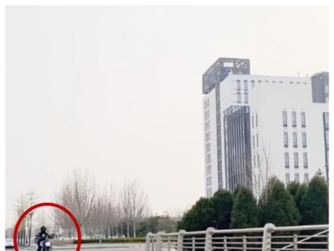 实拍26万杜卡迪，排量1262CC，女车主还站着骑车，人比车吸睛