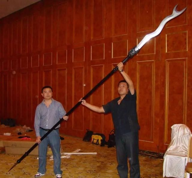 张飞到底用的是什么兵器？根本不是丈八蛇矛，曹操喝酒用到了它