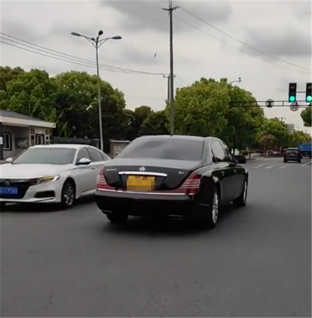 沪E牌迈巴赫,落地1200万,国内不到24台,