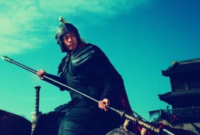 张飞到底用的是什么兵器？根本不是丈八蛇矛，曹操喝酒用到了它