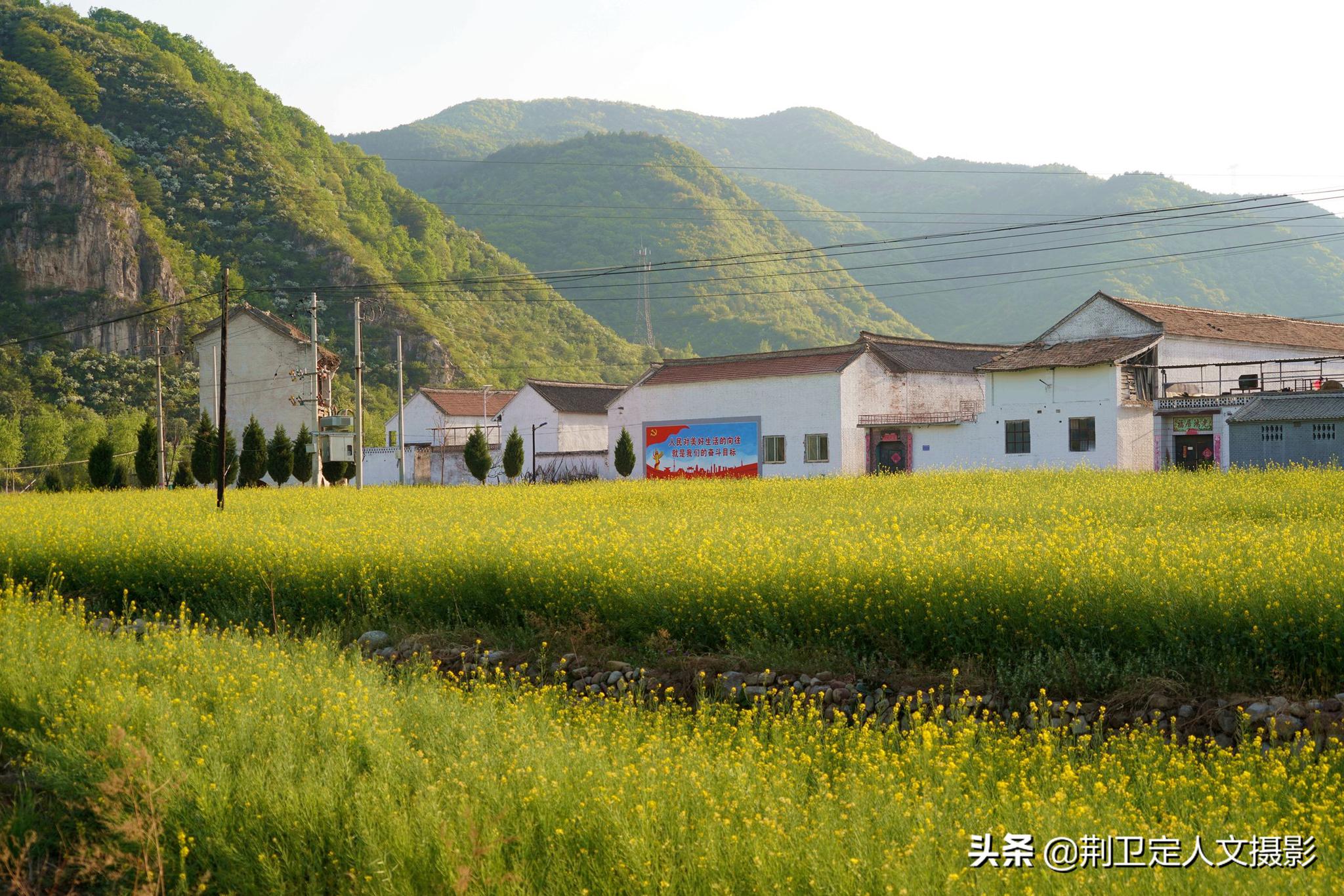 新农村的墙面上的标语口号让我们看到了时代精神"人民对美好生活的