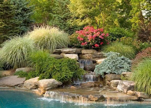 瀑布——给人以跃动感,为庭院增添了宏伟的自然景观
