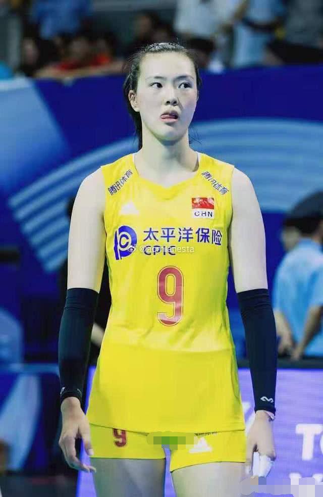 女排队服设计不合理,张常宁,丁霞队服不合身,照片太尴尬!