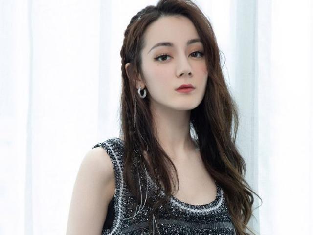 迪丽热巴15岁跳舞照火了,在没有美颜的年代,颜值身材真绝了!