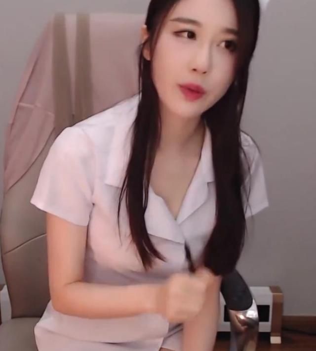 轩子巨2兔cos女护士看到她站起来后直播间被超管拉闸了