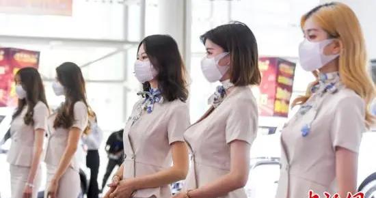2020湖南汽车展览会 众车模戴口罩站台