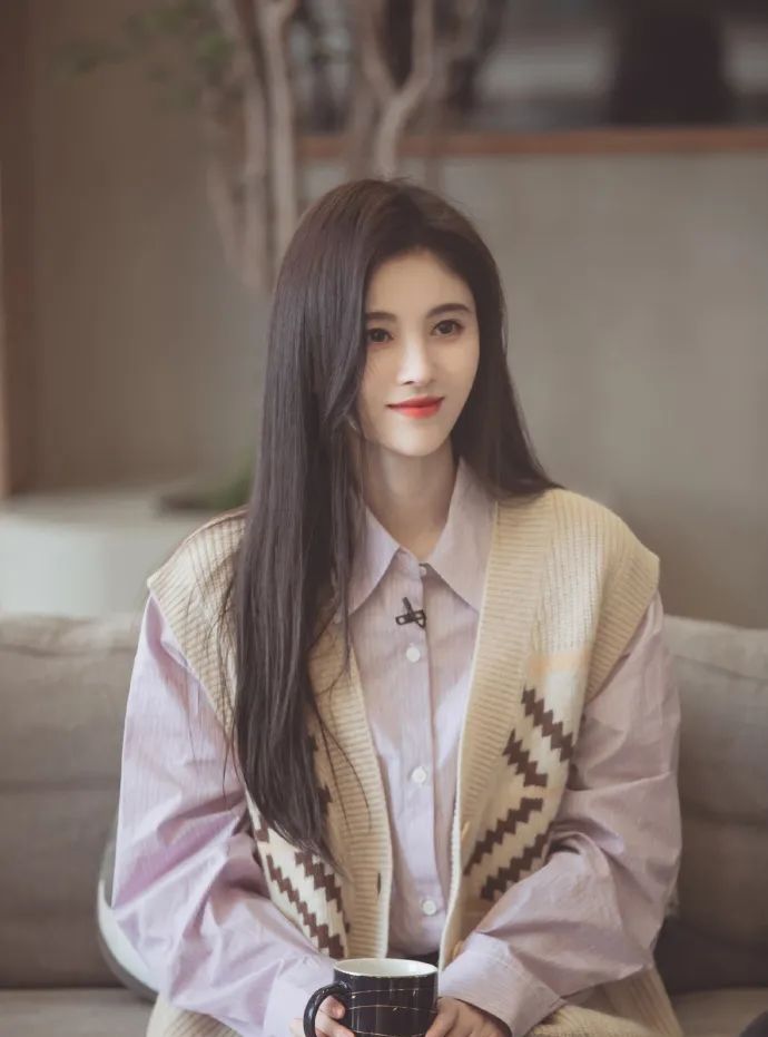 鞠婧祎真不像个女明星,蝴蝶结背带裙穿得像个小孩子