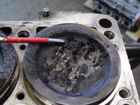 清理发动机积碳只能拉高速吗？修车师傅教你一招，积碳全跑光！