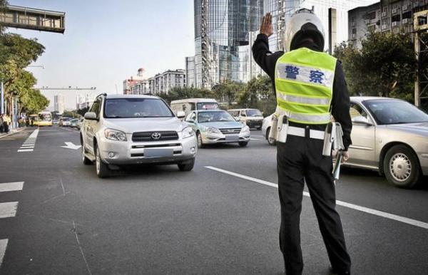 交警查车时,为何先摸一下汽车后备箱?主要是因为这三点