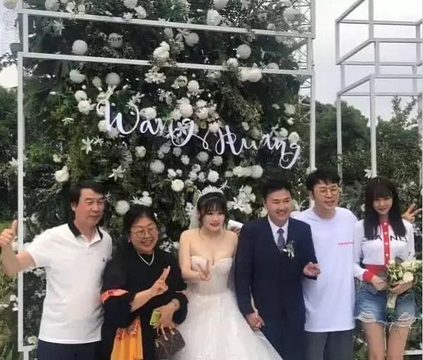 杜海涛全家亮相经纪人婚礼放话送婚房