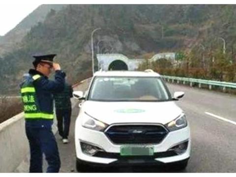 五一高速堵车几小时，新能源车主自闭了：到底是我开车还是车玩我