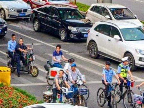 电动车“三限”惹怒众人，不合格就罚款没收车辆