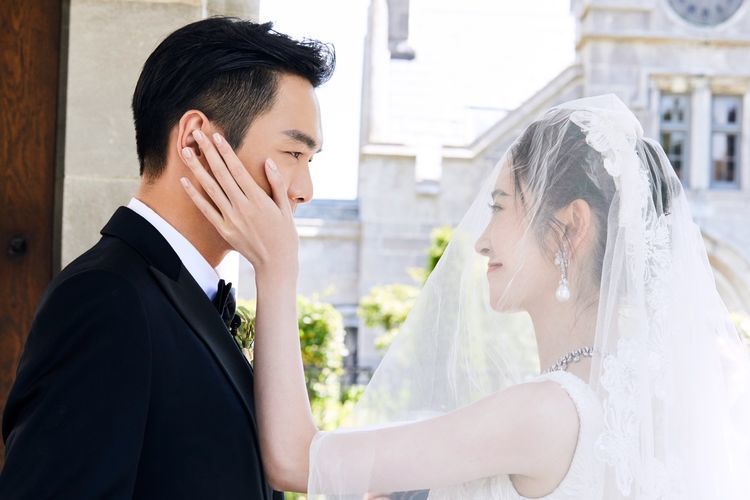 恭喜唐艺昕顺利产女出院张若昀贴心陪伴医院门口派发红包