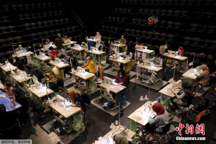 当地时间5月4日，美国旧金山湾区市民在圣马特奥县索耶营地步道上享受阳光。当日，湾区“居家令”开始适度“松绑”，部分行业和设施重新开放。 中新社记者 刘关关 摄