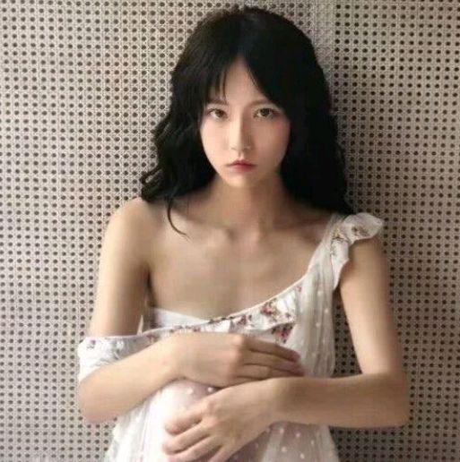 有种"发育过猛"叫诸葛大力,穿吊带拍出的照片,少女身材很明显