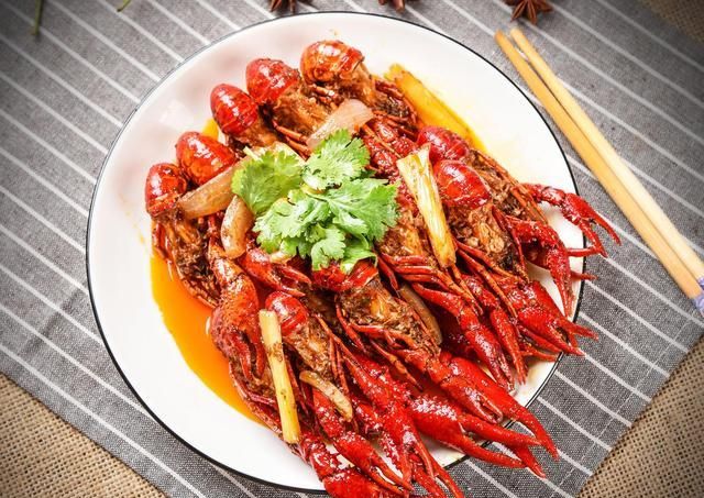 小龙虾选青虾好,还是红虾好?怎么做鲜嫩入味又好吃