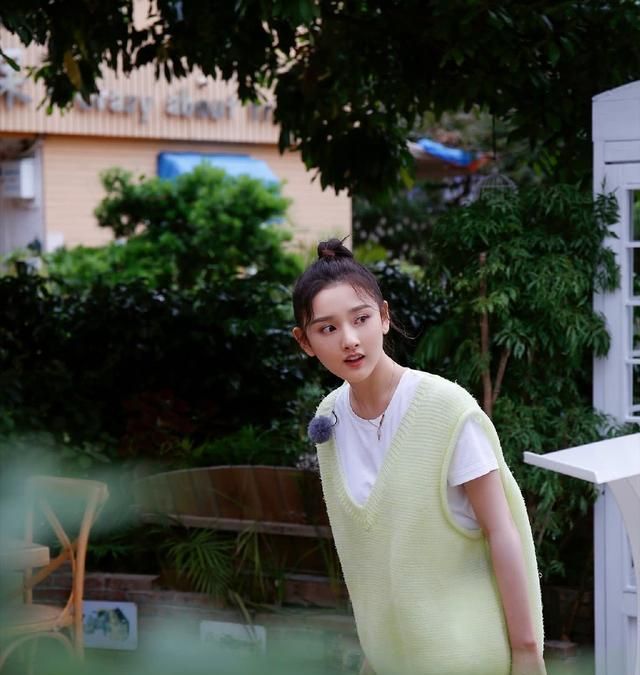 论甜美就服宋祖儿,穿细吊带格纹裙搭配小白包