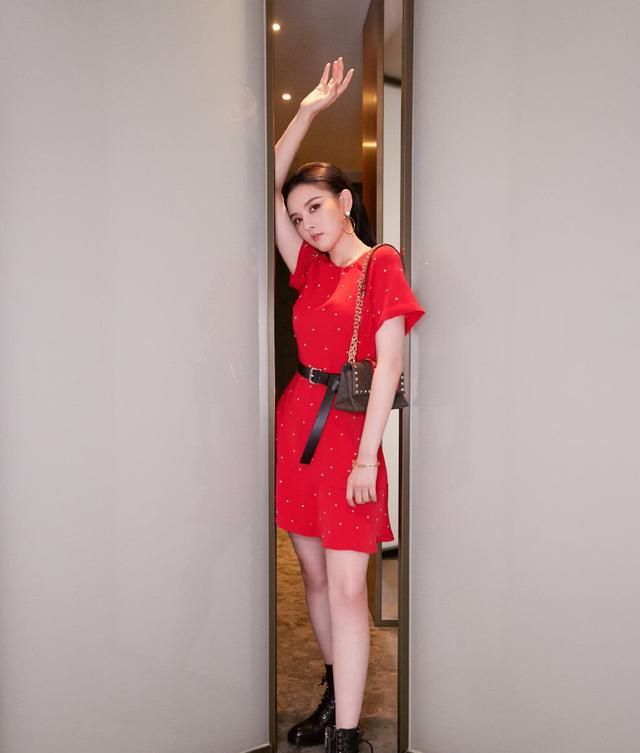论甜美就服宋祖儿,穿细吊带格纹裙搭配小白包
