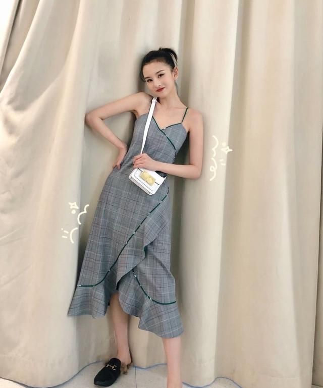 论甜美就服宋祖儿,穿细吊带格纹裙搭配小白包