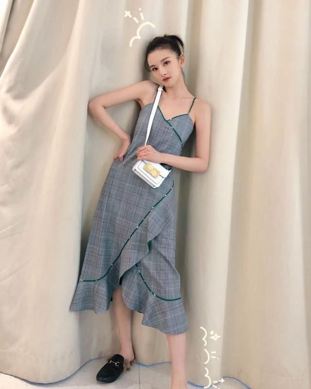 论甜美就服宋祖儿,穿细吊带格纹裙搭配小白包