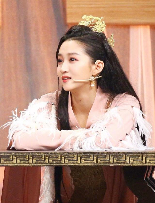 关晓彤又穿古装,红油纸伞配水墨汉服,再现《影》中青萍公主