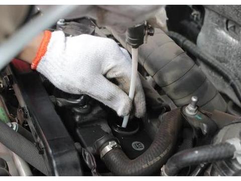 怎么看汽车发动机有没有积碳，修车师傅透露一个小技巧，超实用