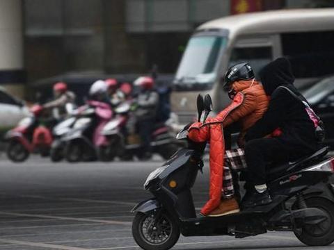 男子骑车未戴头盔罚款2000元，当场下跪！6月1日起或将全面实行