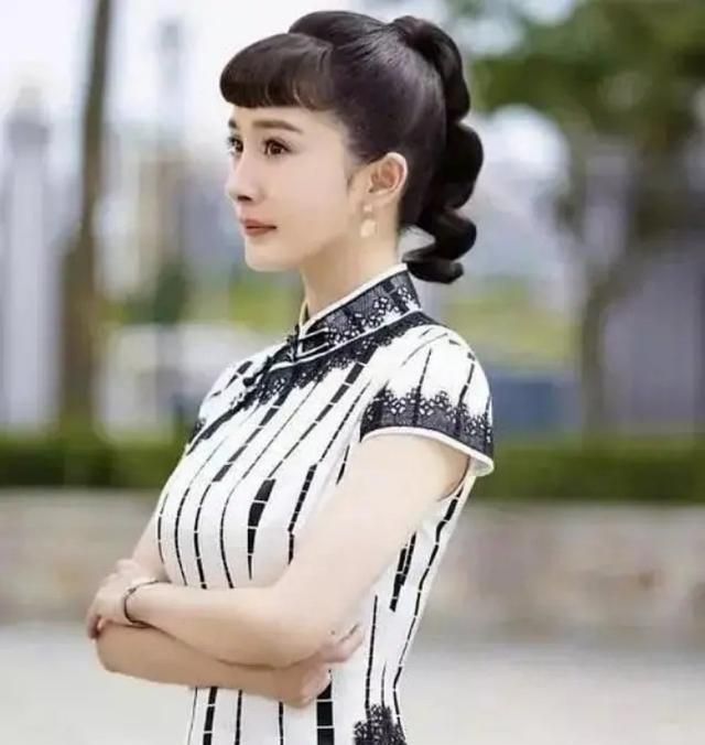 旗袍装火了起来,刘亦菲,热巴,赵丽颖都在穿,甜美好看显身材