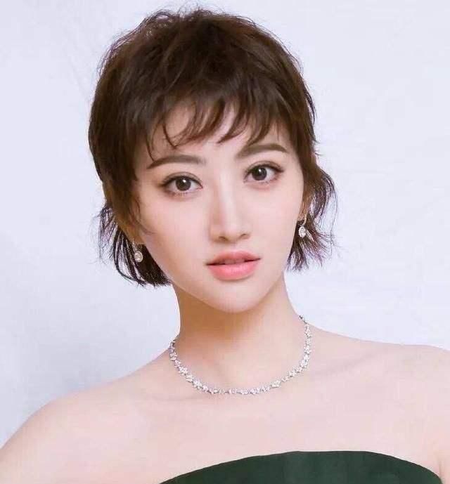 发型师透露:女生这3种发型留久了,发际线会易上移,赶紧换了吧