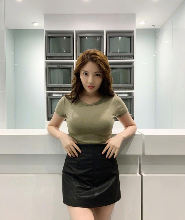 性感女神徐冬冬再秀好身材穿运动装头发微湿挡不住的曲线美