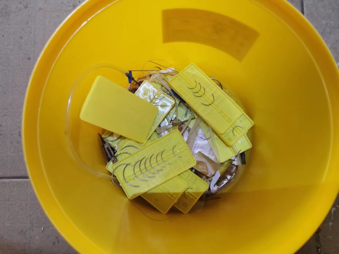  2020年1月23日，手术室里遗留下的未使用缝合针线和带血的输液器。新京报记者 李英强 摄