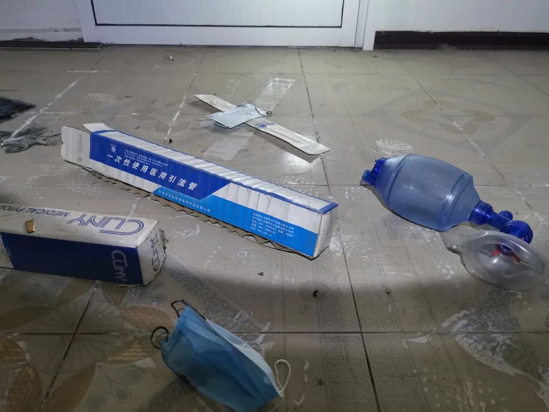  2020年1月23日，手术室遗落的医用引流导管和吸氧面罩。新京报记者 李英强 摄