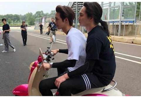 禁摩限电，家长拿啥接娃？专家一席话网友炸了：您不食人间烟火？