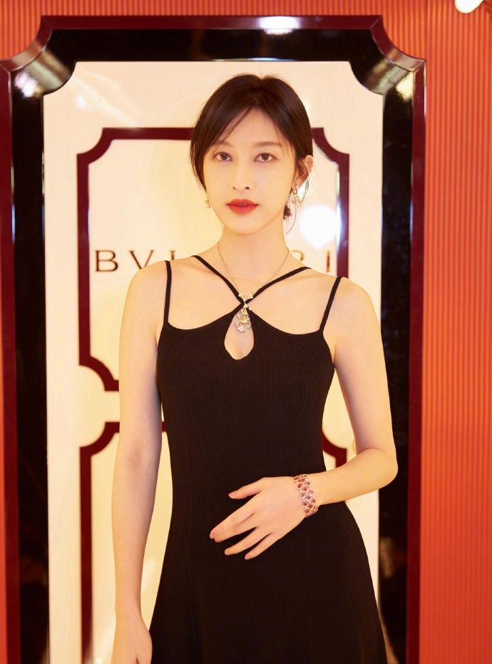 张俪身材好就是任性!穿黑色吊带连衣裙展现完美身材,玲珑有致