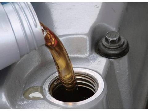 保养车只换机油就行？修车工看见就笑：不换这4个零件等于白花钱