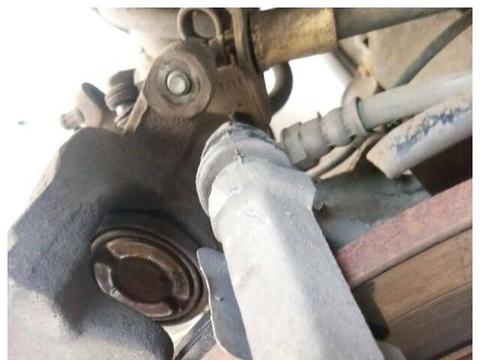 刹车片两片磨损厚度不一样咋回事？知道这个方法会让你省不少钱！