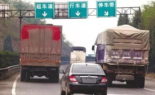为何大货车容易翻车?老司机说出事情,网友:开车别离货车太近