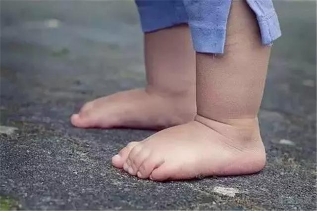 为什么孩子总喜欢光脚?并不是和父母作对,看这几点就明白了