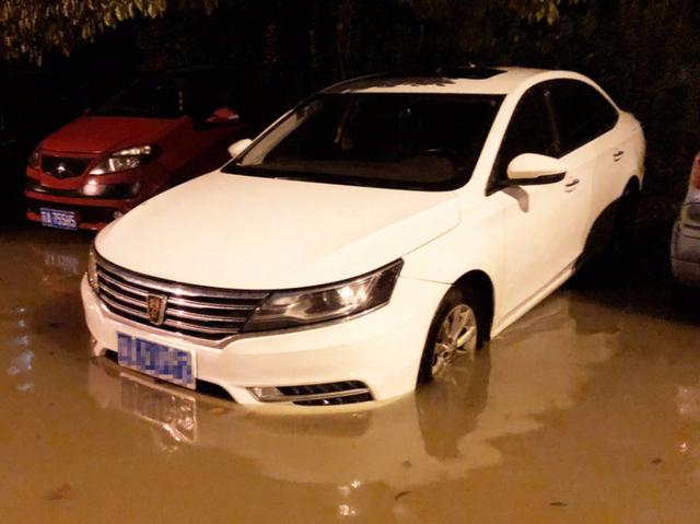 为什么夏天暴雨，有车主宁让车泡水里也不挪车？定损员：这是高手