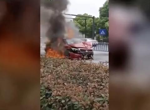 又双叒叕烧了！新能源车迎来“自燃季”？