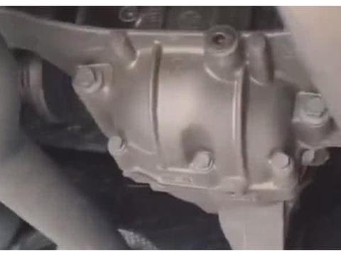 保时捷女车主做保养，看到底盘一阵脸黑：怎么是大众车