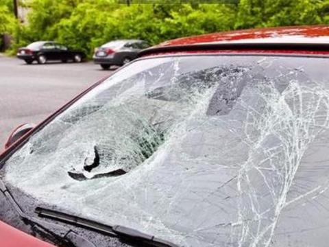 车停路边玻璃被砸，保险公司不给赔？老司机：别忽略这细节