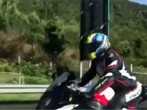 高速实拍一台宝马S1000RR，落地27万，车主戴盔上牌靠右行很守规