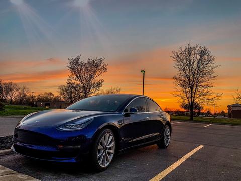 特斯拉CEO马斯克说加州不让复工就搬厂