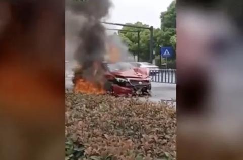 又双叒叕烧了！新能源车迎来“自燃季”？